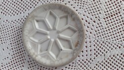 Régi cseh porcelán szappantartó-gyémánt mintás- számozott, gombostűfejnyi lyuk a mázon, átm. 11 cm.