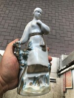 Pollone szovjet porcelán nő szobor, 18 cm-es magasságú.