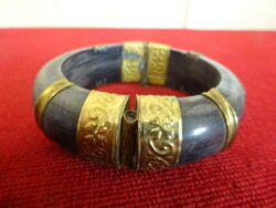 Bizsu bracelet, color black and gold, can be opened. Jokai.