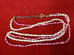 Fehér és rózsaszín gyöngy nyaklánc az 1970-es évekből, hossza 47 cm. Jókai.