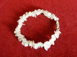 Small stone bracelet, rose quartz, strung on a rubber band. Jokai.