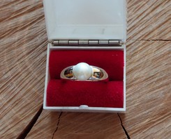 Silver ring with shell pearl