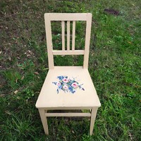 Sárga virágmintás szék