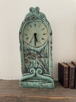 Nagyméretű szeladon (celadon) mázas iparművészeti kerámia asztali óra Junghans óraszerkezettel