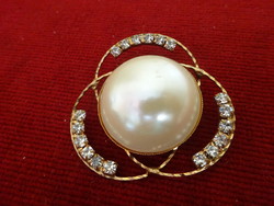 Brooch, pin, in a gold frame with a 3x6 small stone and a butter colored hemisphere in the middle. Jokai.
