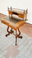 Antik női térbe rakható íróasztal az 1800-as évekből, valódi arany festéssel