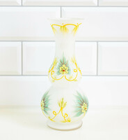 Bohemia tejüveg / opálüveg váza zománc festéssel, virágos mintával