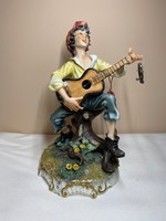 Capodimonte olasz porcelán zenélő fiú gitárral 25cm
