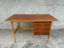 Retro modern magyar íróasztal.