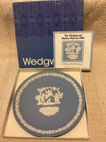 Wedgwood ' Mother 1982' jelzett porcelán tányér dobozában