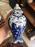 Delft porcelain vase with lid, height 35 cm.