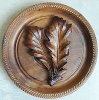 Wood carving with an oak pattern