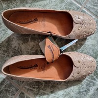 Drapp-colored medical shoes for women