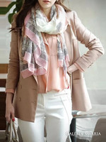 Modern scarf, beautiful pale pink, the scarf is completed with a very modern pattern.