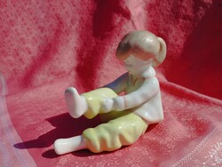 Little girl dressing Aquincum, porcelain nipp