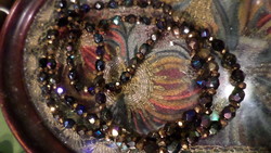 90 cm-es , apró , pávatoll és bronz színű , fazettált kristályokból álló nyaklánc .