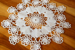 Antique dreamy Irish lace tablecloth table center showcase tablecloth flower pattern 30 x 28