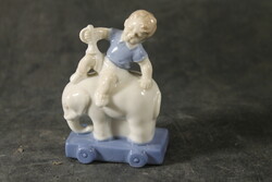 Porcelán elefántos fiú 812