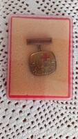 Retro, ritka Vöröskereszt 10 éves véradói medál/kitüntetés, 2,5 X 3,5 cm