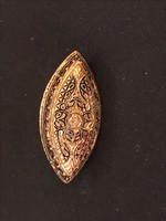 Very nice bijou brooch, with painted decoration, probably made of copper alloy, copper plate. 4.5X3 cm
