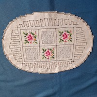 Antik, kézzel hímzett pamut ovális terítő, 33 x 23 cm
