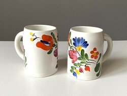 2 home-painted granite porcelain mugs with flower decoration