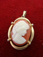 Oval pendant with a sissy portrait, size: 3.3 x 2.5 cm. Jokai.