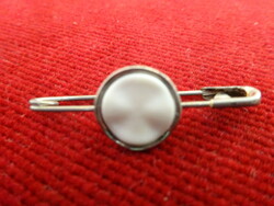 Silver-plated badge from the 70s, white center, length 4 cm. Jokai.