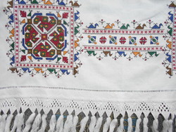 Keresztszemes apró-sűrű öltésekkel dúsan  hímzett  terítő-makramés szegély   60 cm X 60cm