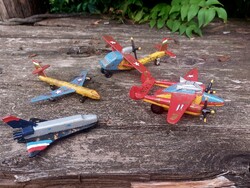 Régi játék repülőgép modellek dekorációnak.