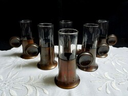 Különleges 6 személyes pálinkás készlet, üveg cső poharak füles réz tartóban