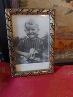 Gyermek portré retro játékkal aranyozott keretben