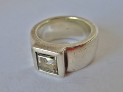Különleges kézműves  ezüst gyűrű nagy fehér kővel