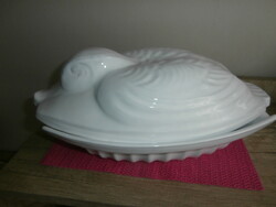 Ceramic oven dish in the shape of a duck
