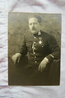 Régi katonai fotólap, egyenruhás férfi kitüntetéssel 1910-20-as évek körüli
