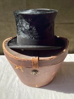 Antik bécsi cilinder kalap kulcsal zárható dobozában.