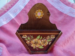 Wall-mounted wooden napkin holder with folk flower decoration