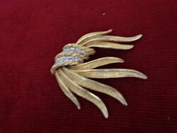 Gold-plated brooch decorated with white stones from the 70s. Length 5.5 cm. Jokai.