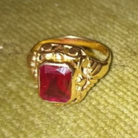 Szép, köves aranygyűrű, rubin színű kővel