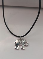 Ezüstözött elefánt medál fekete nyakláncon