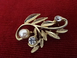Gold-plated brooch from the 70s, decorated with white stones and white pearls. Jokai.