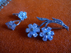 ​New beautiful silver brooch and earring set decorated with crystals, with filigree decoration.