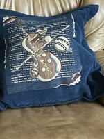 Decorative pillow with violin