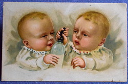 Antik dombornyomott  litho üdvözlő képeslap cumisüvegen veszekedő babák