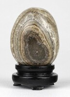 1O529 marble egg on a decorative egg pedestal
