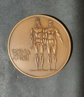 Kis Nagy András: Omnia vincit amor - jelzett bronzplakett, 6 cm, Állami Pénzverő