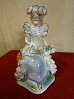 Román porcelán figura, fodros ruhás lány kalapban, magassága 19 cm. Jókai.