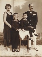 1O615 Szitovszky : Régi szépen keretezett családi fotográfia 36 x 27.5 cm