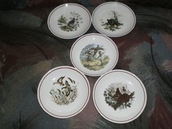 Hollóházi porcelán tányérok.