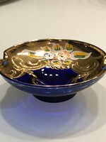 Kobaltkék cseh üveg hamutál vagy gyűrűstálka porcelán virágokkal, gazdag aranyozással